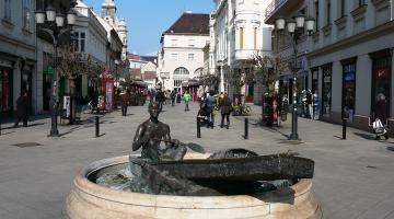 Baross út (Sétáló utca), Győr, Csónakos szobor a Baross u. - Arany J. u. sarkán (thumb)
